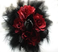 Arreglo elegante de rosas rojas con acentos negros