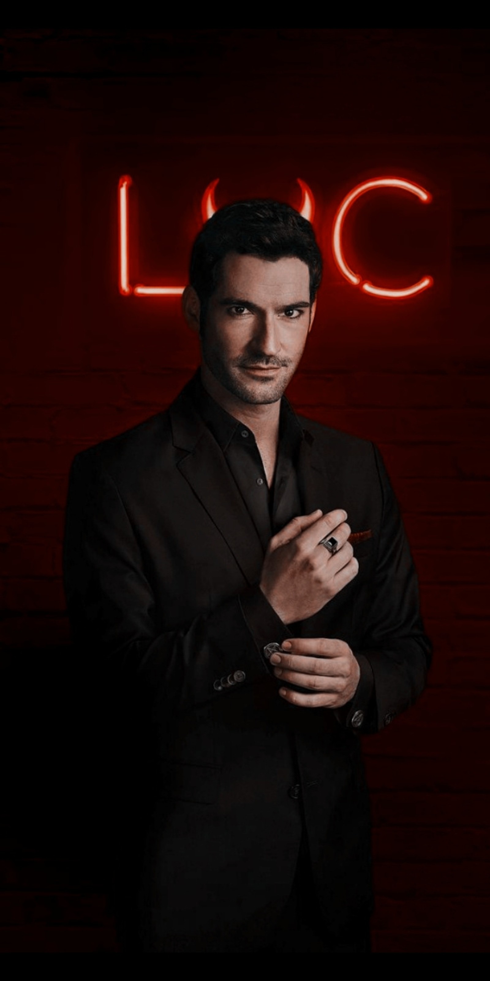 Ein stilvolles bild eines mannes im anzug und mit krawatte, der vor einem roten licht steht. (chloe decker, lucifer, lucifer morningstar, lucifer netflix, netflix)