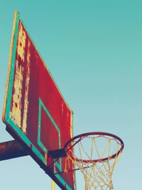 Tablero de baloncesto vintage contra un cielo despejado