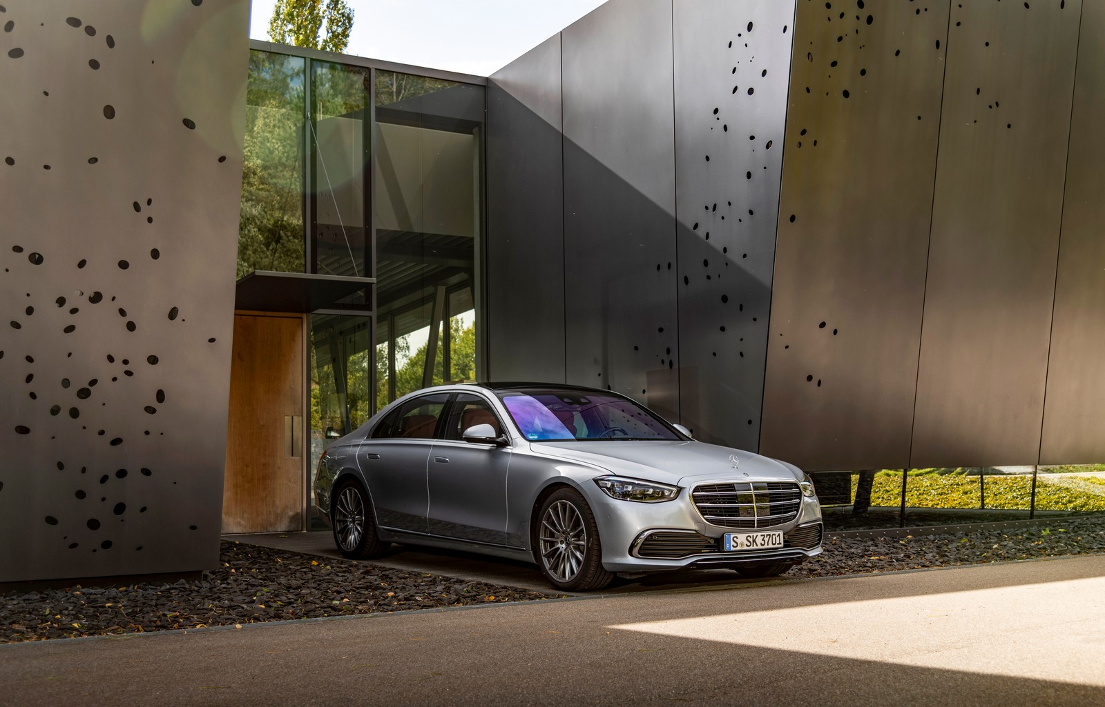 Un mercedes s-class coupé estacionado frente a un edificio moderno (mercedes benz s 400 d 4matic, 8k, 2020, 5k, coches)