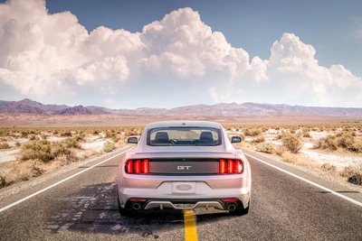 Ford Mustang GT auf einer offenen Straße vor einer malerischen Landschaft