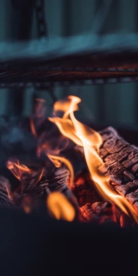 Des flammes bleues électriques dansent dans l'obscurité d'une cheminée confortable