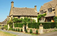 Charmantes cottages médiévaux avec des jardins luxuriants dans un cadre de village pittoresque