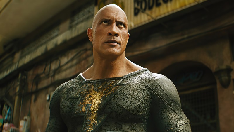 Мужчина в зеленой рубашке стоит перед зданием (чёрный адам 2022, black adam 2022, фильм, черный адам, black adam)