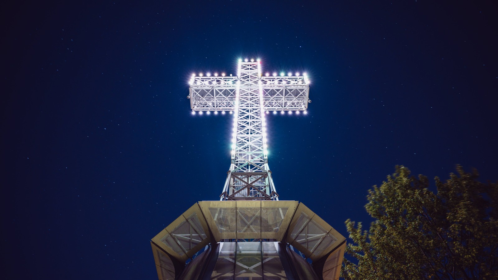 Nahaufnahme eines kreuzes auf einem gebäude bei nacht (mount royal cross, denkmal, antike architektur, wahrzeichen, montreal)