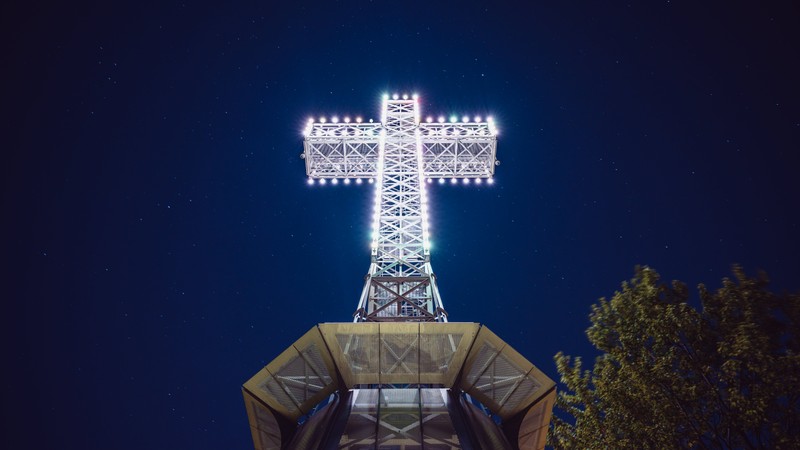 Близкий план креста на вершине здания ночью (mount royal cross, памятник, древняя архитектура, достопримечательность, монреаль)