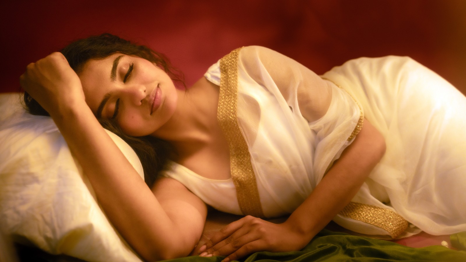 Femme érodée allongée sur un lit avec un coussin et un coussin (actrice malayalam, mamitha baiju, 5k, séance photo, actrice indienne)