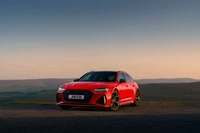 2023 Audi RS 6 Avant Performance: Impactante belleza roja en un horizonte escénico