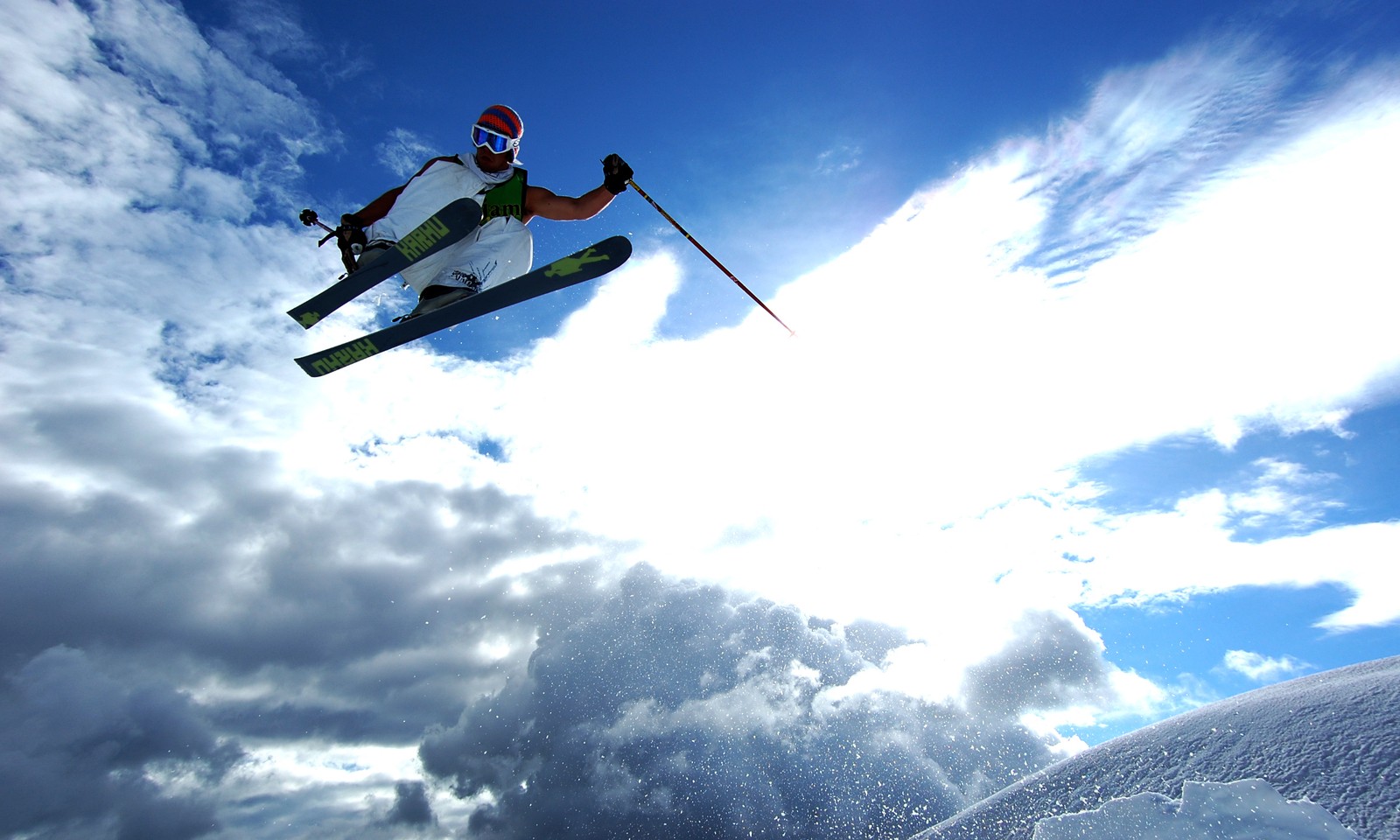 Descargar fondo de pantalla esquí, nieve, nube, deporte extremo, deportes de invierno