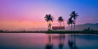 Reflexões serenas do crepúsculo sobre um lago tranquilo com palmeiras silhuetadas