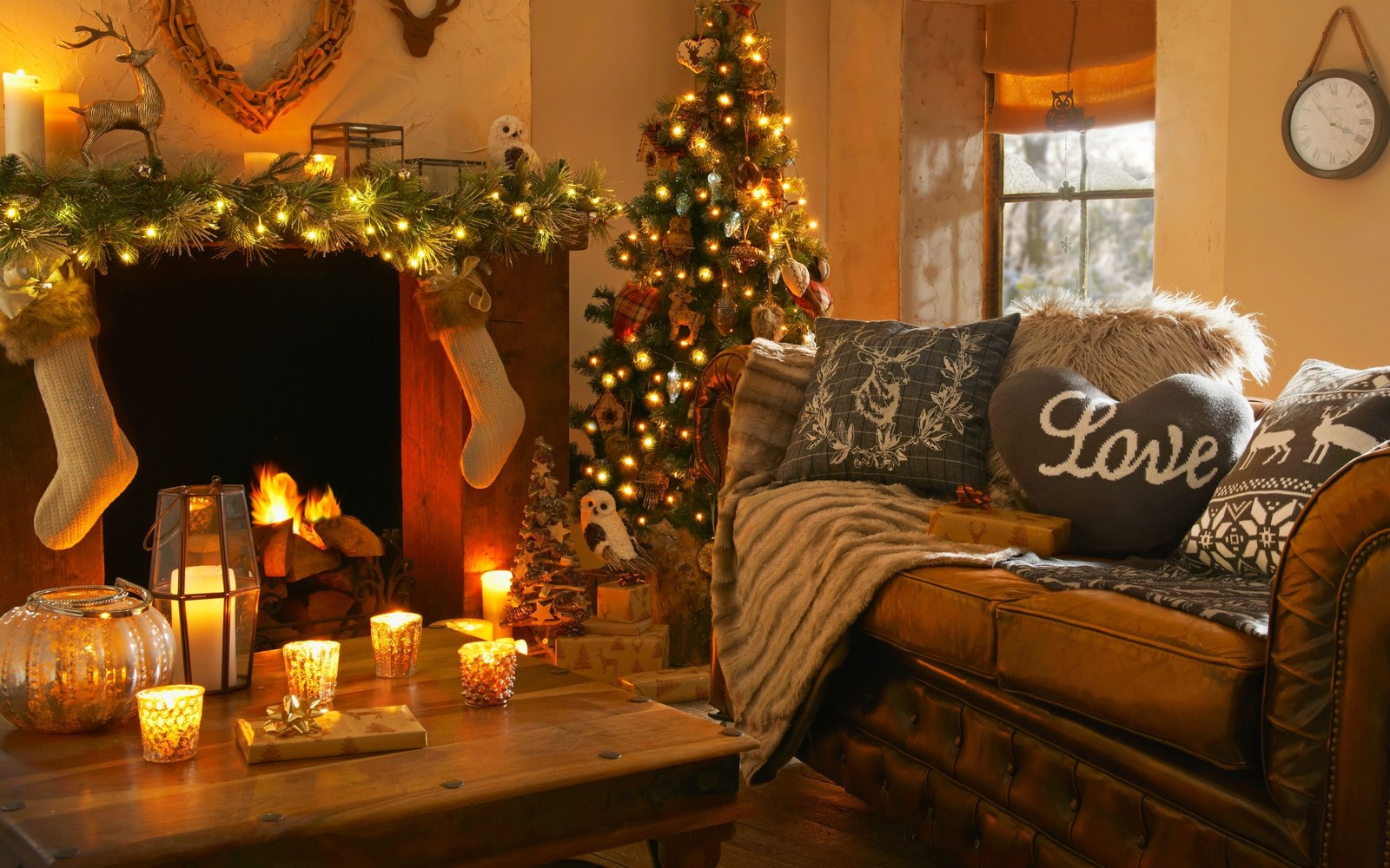 Gemütliches wohnzimmer mit einem kamin und einem weihnachtsbaum mit kerzen (weihnachtstag, weihnachtslichter, weihnachtsbaum, wohnzimmer, zimmer)