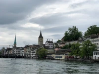 Vues du lac de Zurich et de la rivière Limmat avec des flèches historiques et des bâtiments charmants