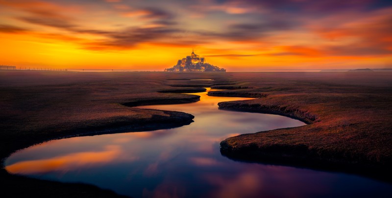 Большой замок стоит на зеленом поле (мон сен мишель, mont saint michel, пейзаж, остров, река)