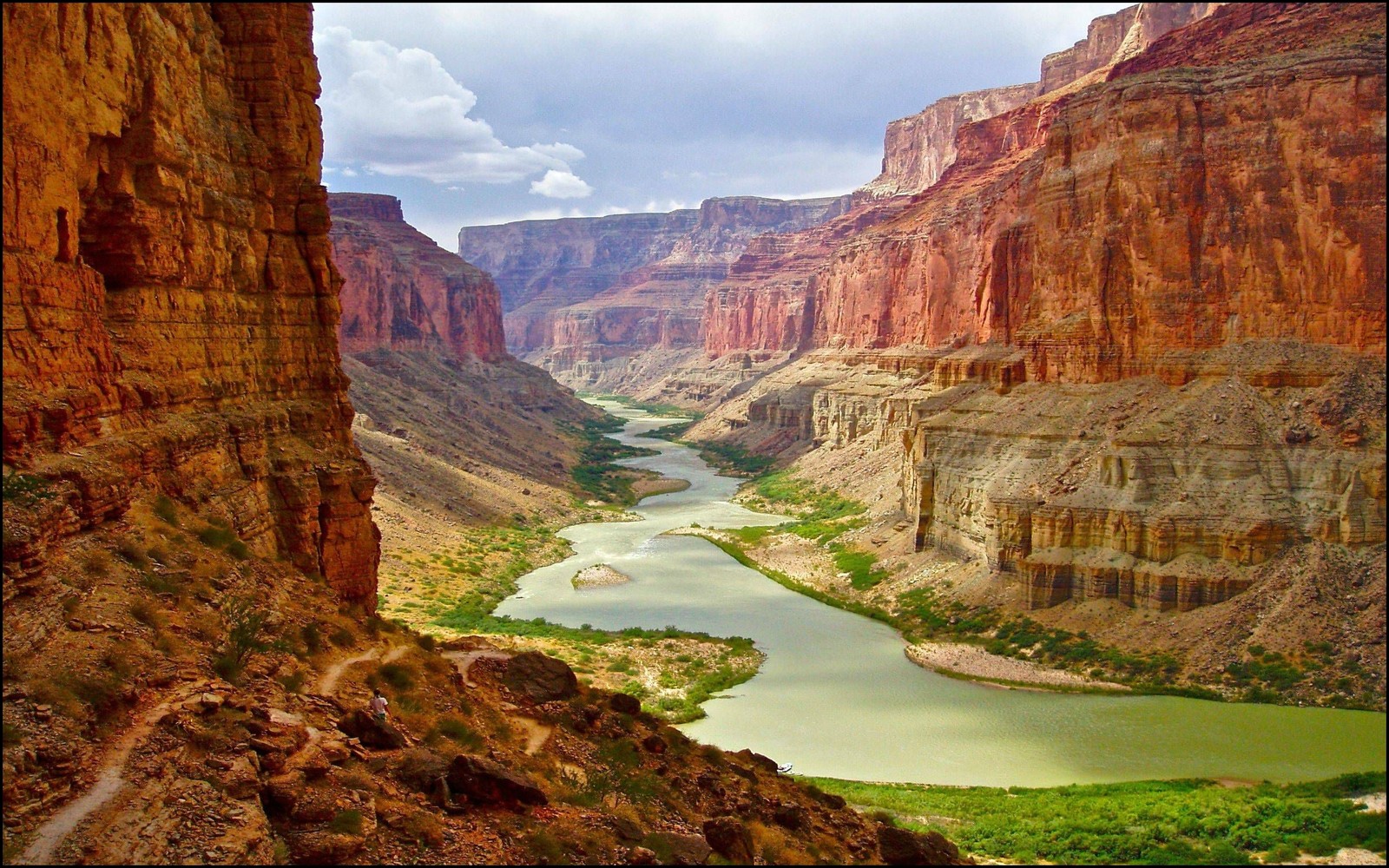 Uma vista de um rio correndo através de um cânion ao lado de uma montanha (vila do grand canyon, grand canyon, cânion, natureza, formação)