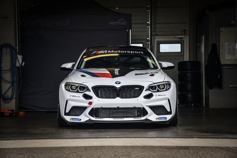 Близкий план белого автомобиля в гараже на черном фоне (bmw m2 cs racing, 2020, 5k, машины, обои 4k)