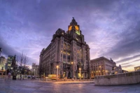 Le bâtiment historique Royal Liver à Liverpool au crépuscule