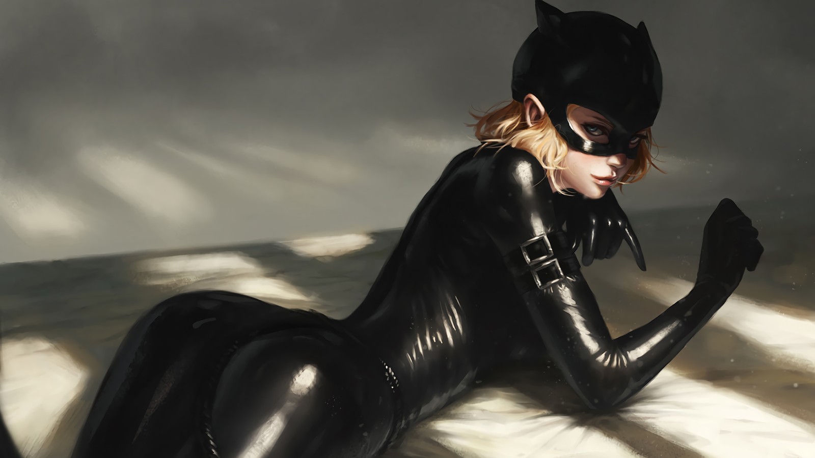 Женщина-кошка лежит на кровати в маске кошки (cat woman, dc comics, комиксы, девочки)