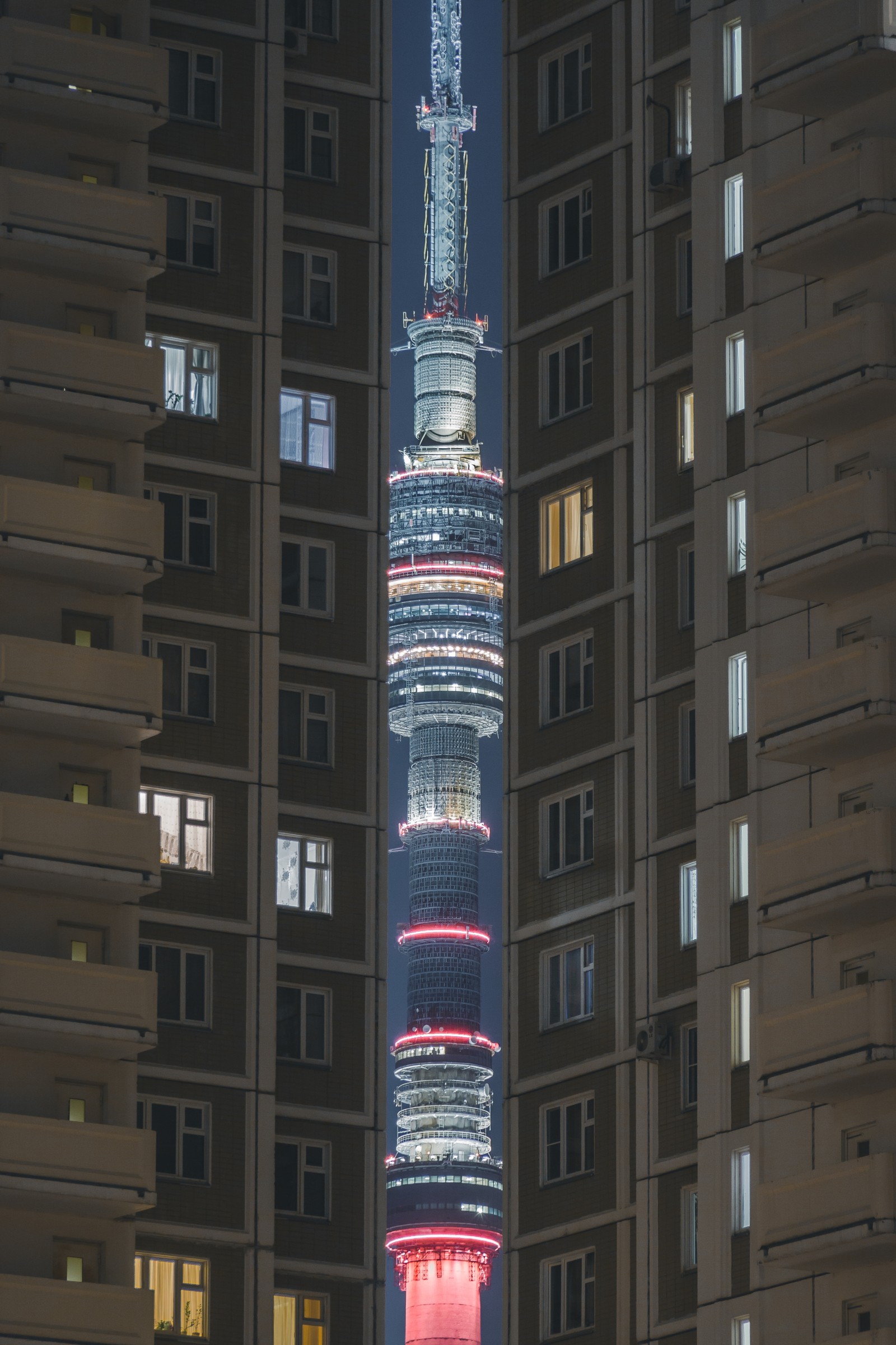 Torre de girafa na cidade à noite com luz vermelha (torre, arquitetura, marco, bloco de torre, edifício)