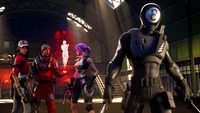 Equipo de personajes de Fortnite estrategizando en una arena de Battle Royale