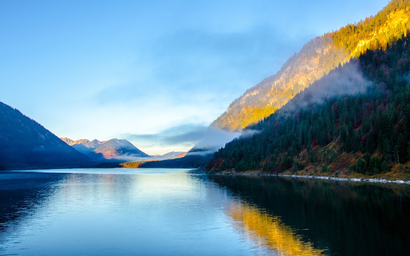 Uma vista de um lago com uma montanha ao fundo (televisor, natureza, reflexo, montanha, fiorde)