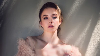 Sydney Sweeney en una sesión de fotos glamorosa que muestra su belleza y elegancia.