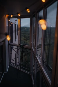 Balcón acogedor por la noche con luces cálidas y vistas escénicas