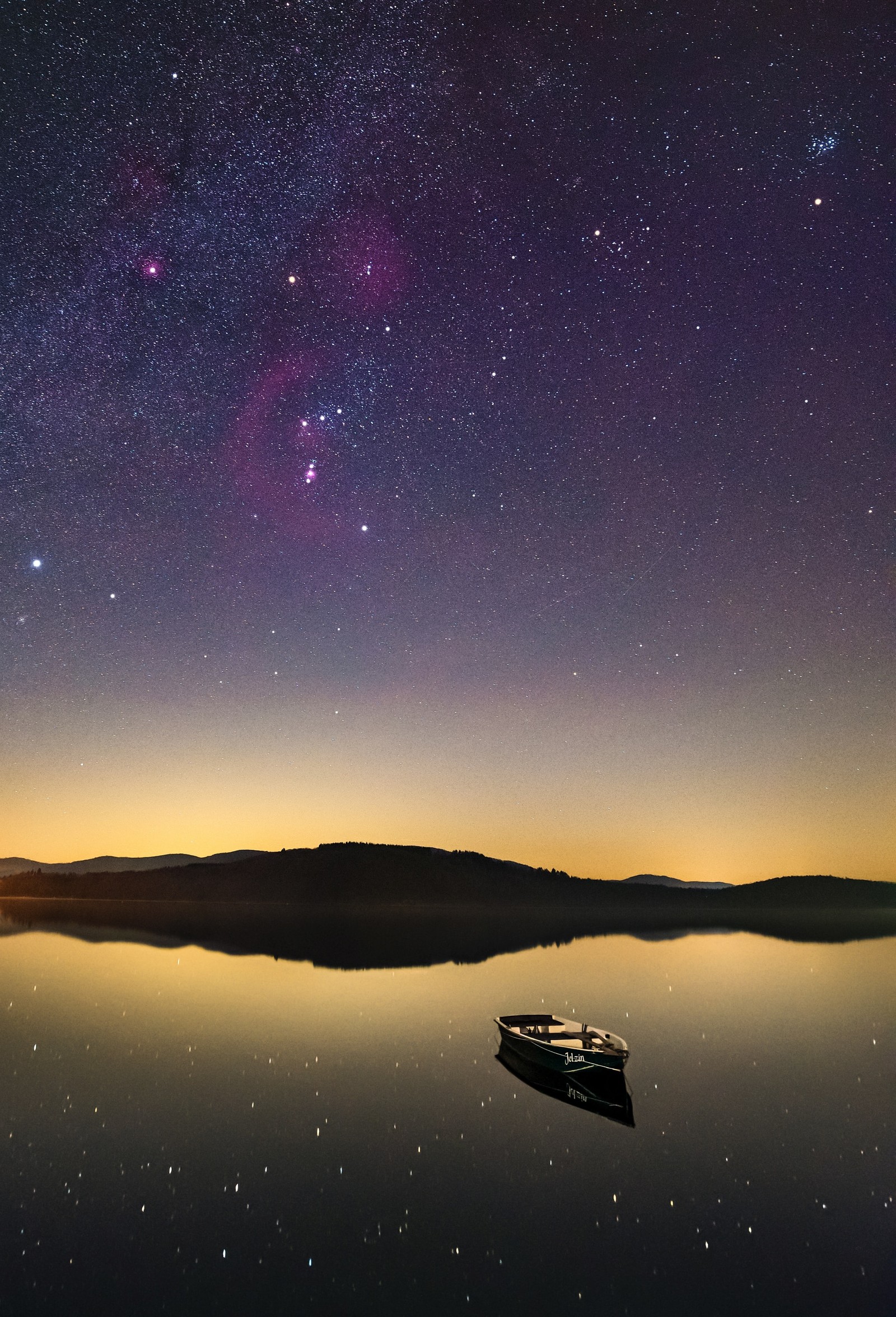 Céu estrelado com um barco na água e uma montanha ao longe (noite, estrela, soundcloud, via láctea, colorido)