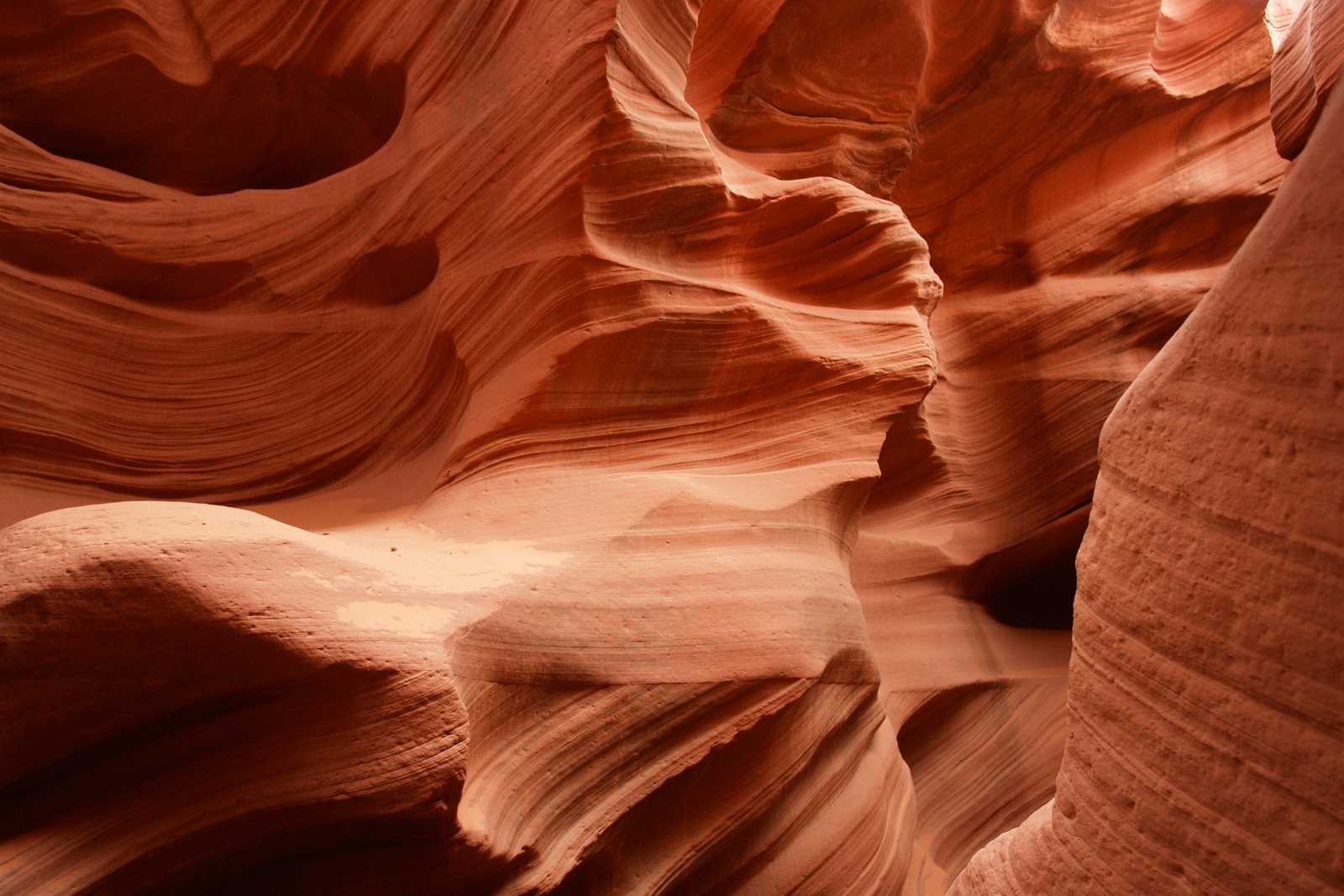 Un cañón con una gran formación rocosa en el medio (cañón, formación, geología, roca, paisaje)