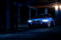 Eleganter BMW M3, beleuchtet unter urbanen Lichtern, zeigt sein auffälliges Design und luxuriöse Anziehungskraft.