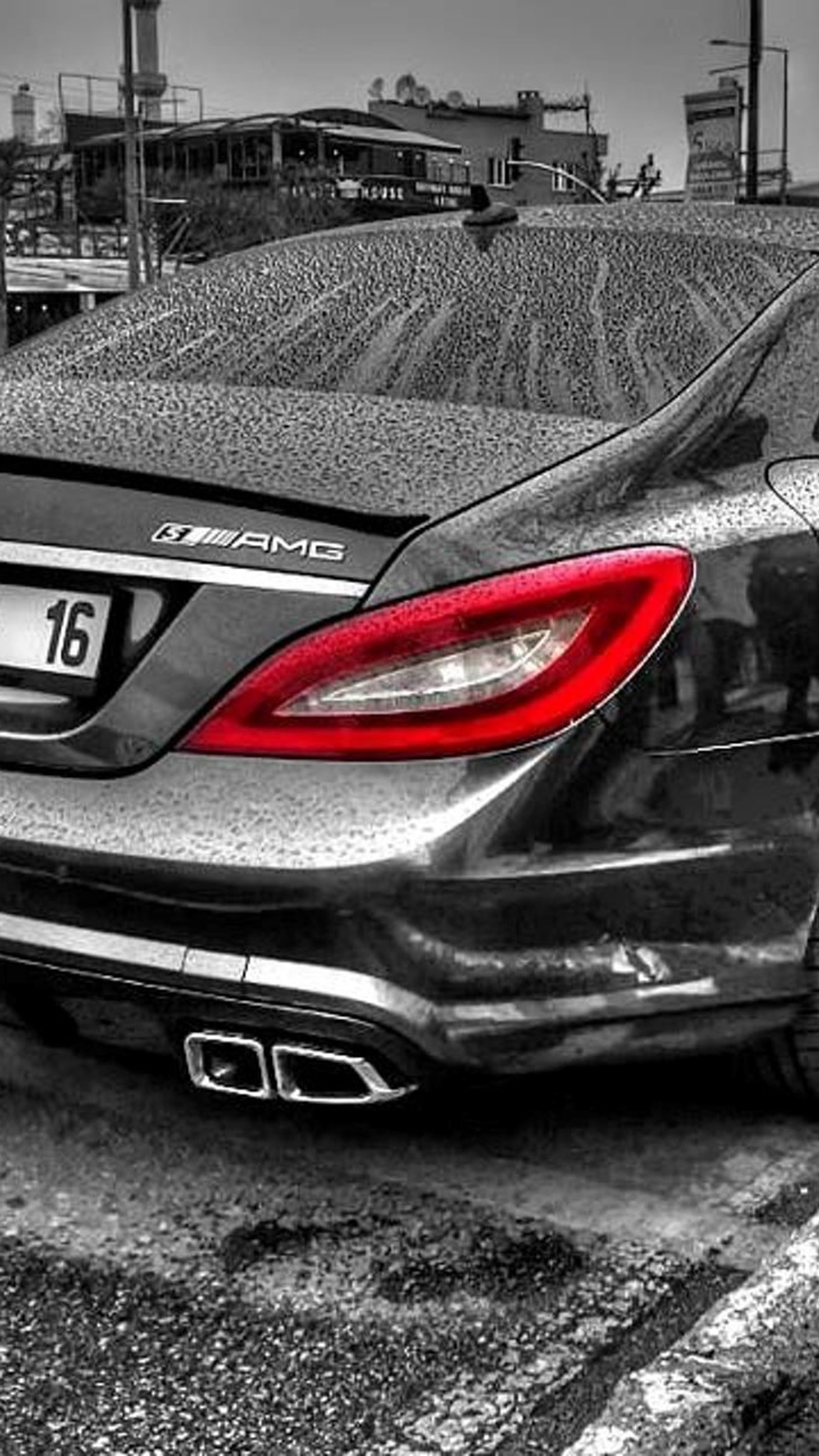 Ein geparkter mercedes auf einem parkplatz in einem schwarz-weiß bild (amg, benz, auto, mercedes)