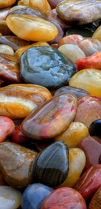 Piedras pulidas coloridas en una variedad de formas y tamaños.