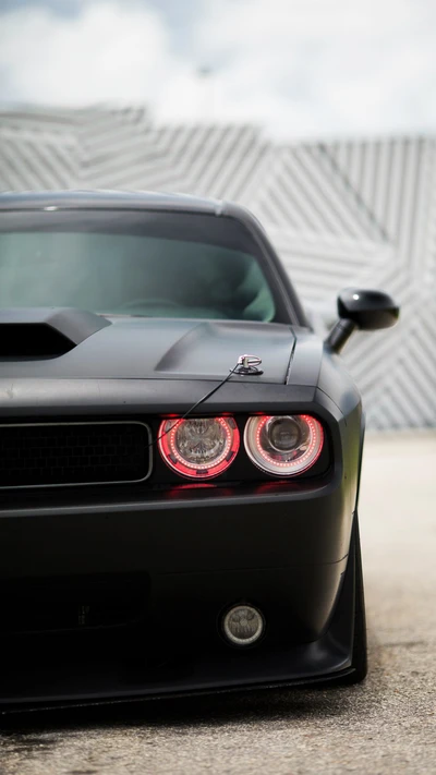 Elegante Dodge Challenger negro con distintivas luces traseras rojas