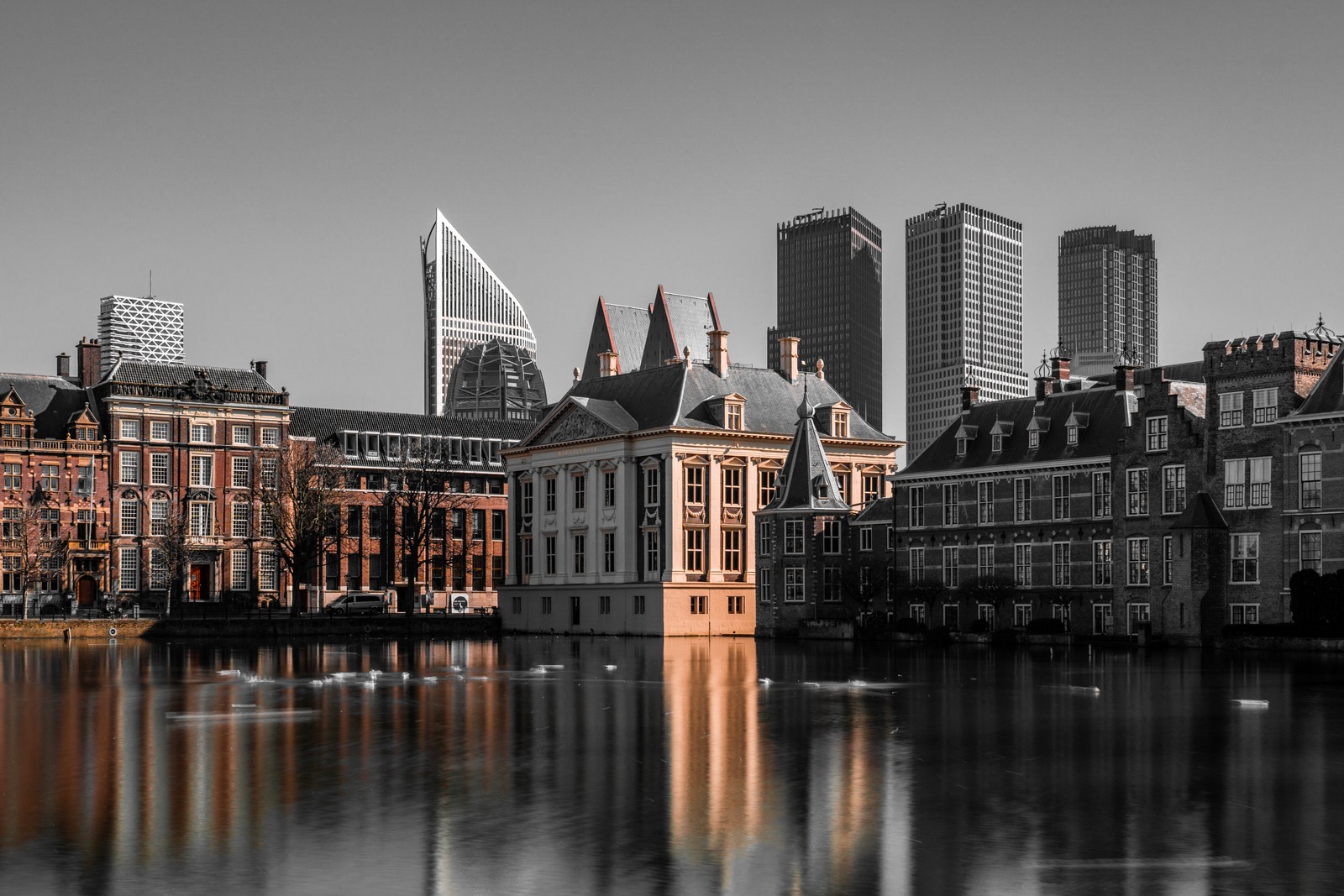 Edificios reflejados en el agua de un lago urbano (países bajos, museo, arte, museo de arte, agua)