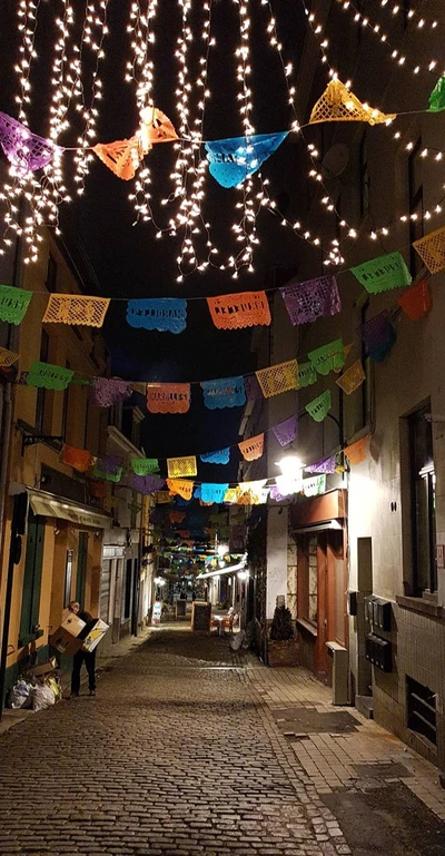 Rue festive de nuit au Japon avec des décorations colorées