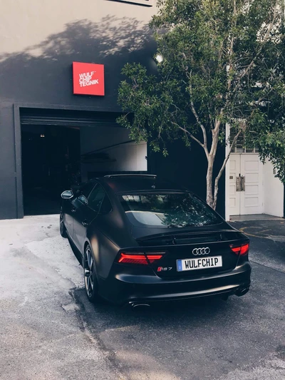 Audi RS7 S-Line preto fosco estacionado do lado de fora da garagem Wulf Technik