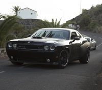 Dodge Challenger sur une route pittoresque