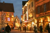 Charmante Straßen in Colmar, geschmückt mit Weihnachtslichtern bei Nacht