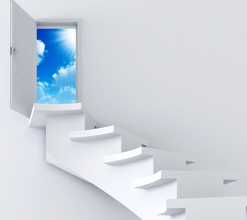 Una escalera blanca que lleva a un cielo azul brillante con una puerta abierta (2160x1920, fondo de pantalla)