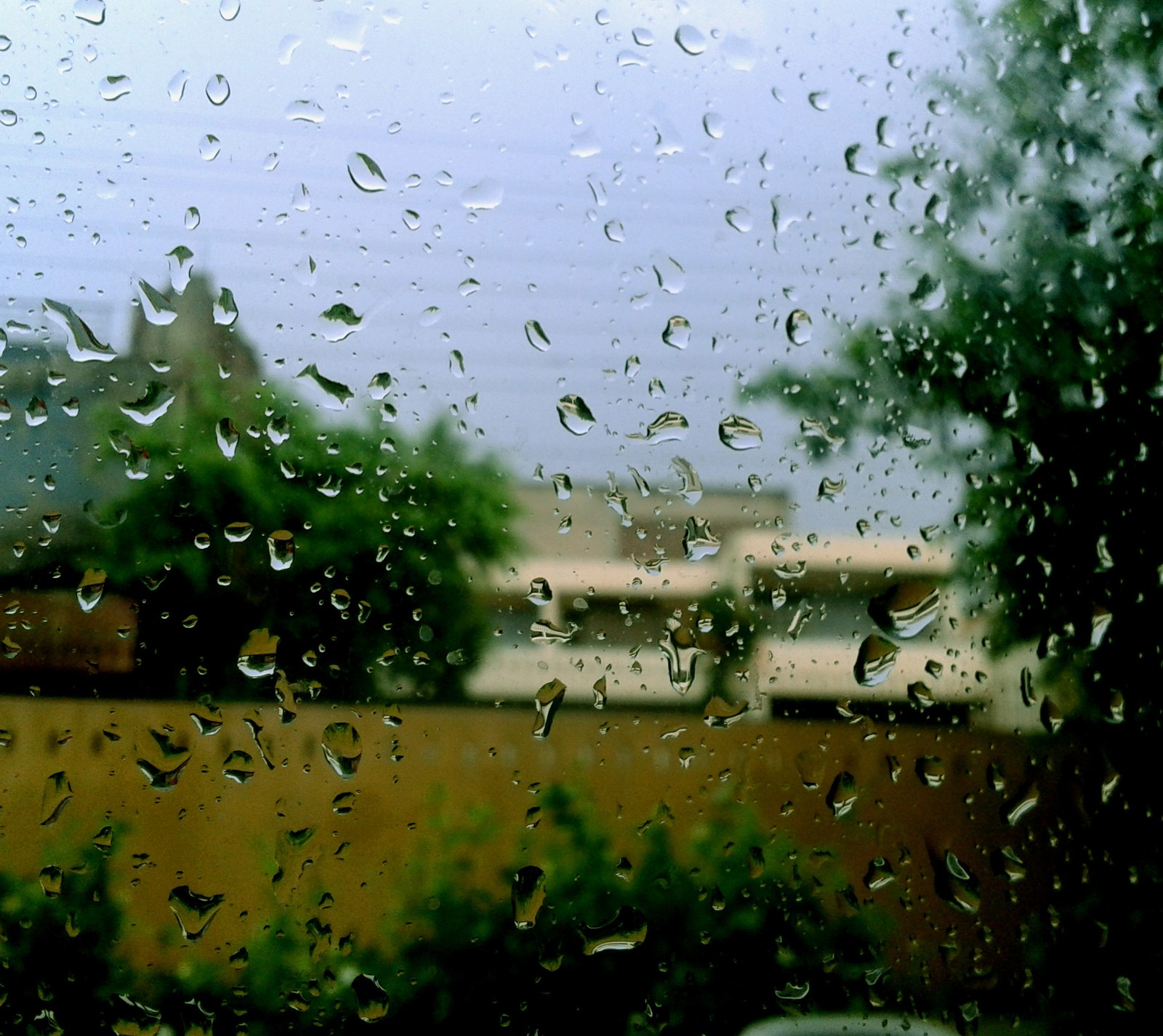 Vue arafée d'une fenêtre avec des gouttes de pluie et une voiture en arrière-plan (verre, hd, nature, pluie, gouttes de pluie)