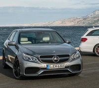 Sleek Mercedes-Benz AMG Classe E dans un cadre côtier pittoresque