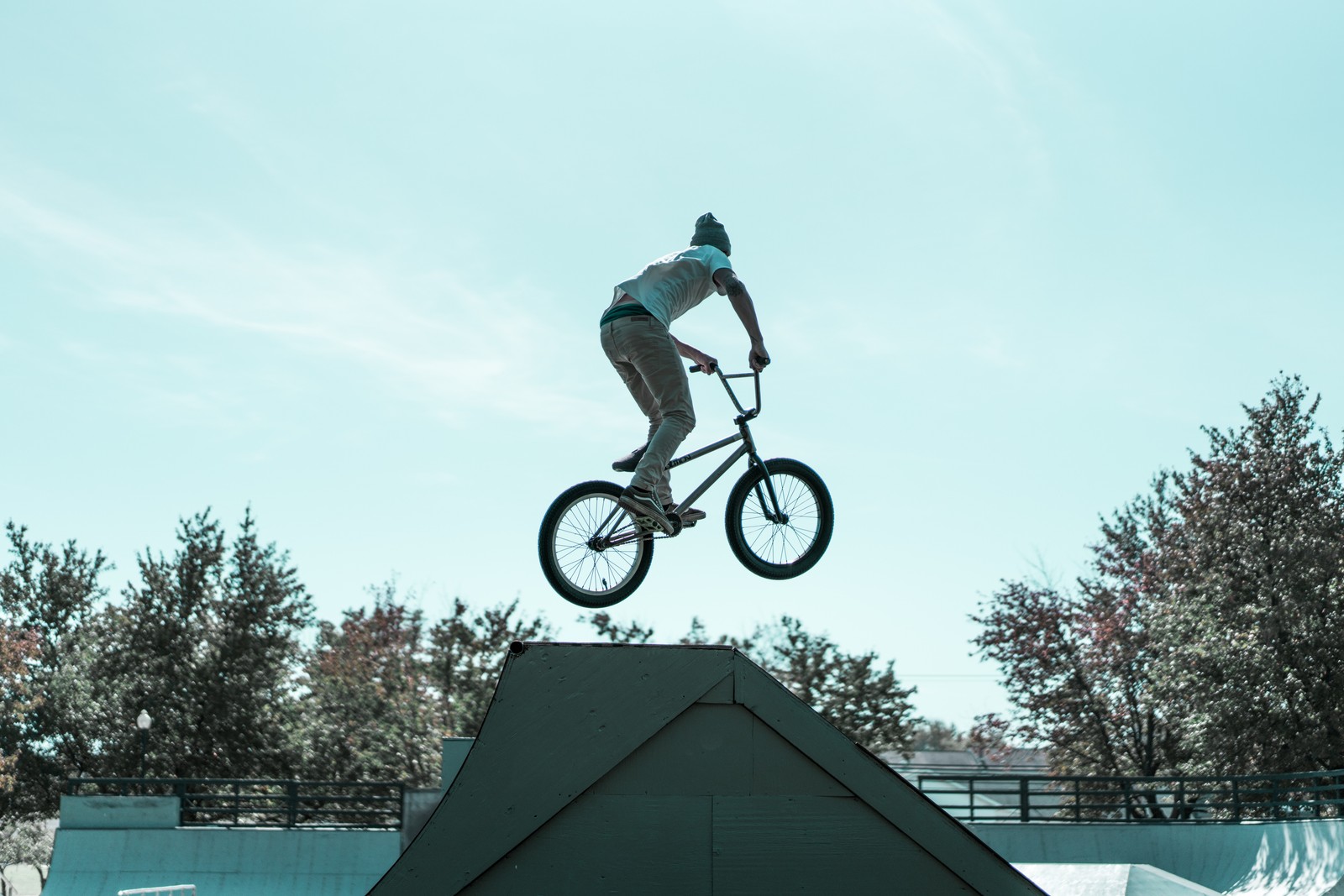 Un homme fait du vélo sur une rampe dans les airs (bmx, vélo bmx, vélo, cyclisme, freestyle bmx)