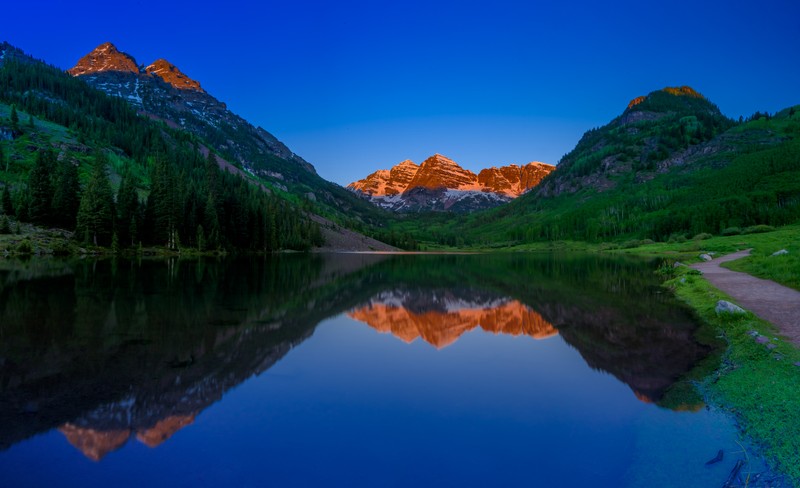 Вид на горный массив с озером и лесом (марун беллс, maroon bells, восход солнца, колорадо, colorado)