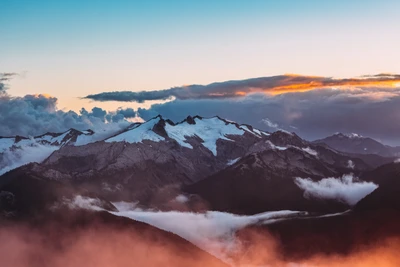 Sereno atardecer sobre majestuosos picos alpinos