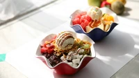 Leckere Sundae-Schalen mit frischem Obst und Toppings