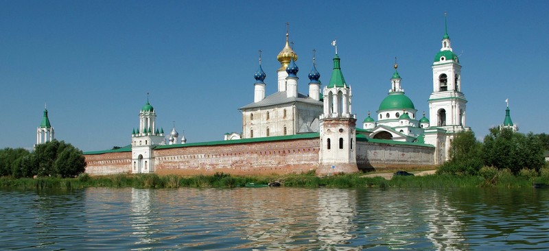 Аэрофотоснимок большого здания с зелеными и белыми куполами (достопримечательность, ростов, rostov, город, здание)