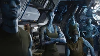 Personagens Na'vi em um cenário futurista de espaçonave de "Avatar: O Caminho da Água" (2022).