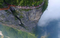 Deslumbrante vista aérea de uma passarela à beira de um penhasco no Parque Nacional Tianmen