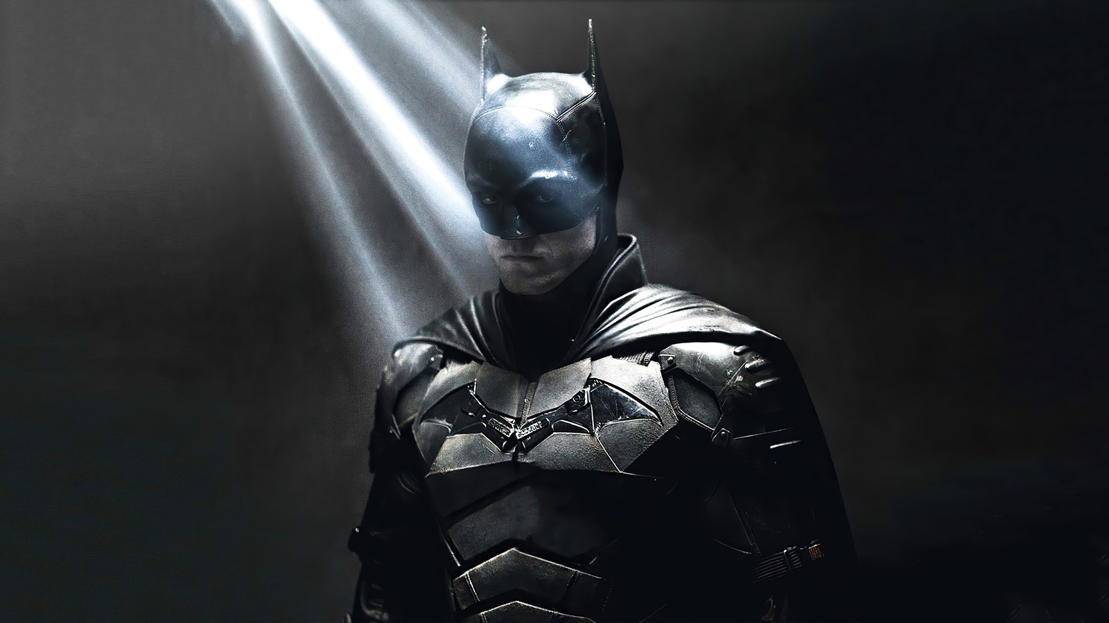 Batman en un traje oscuro con un rayo de luz saliendo de su pecho (batman 2022, the batman 2022, batman, película, robert pattinson)