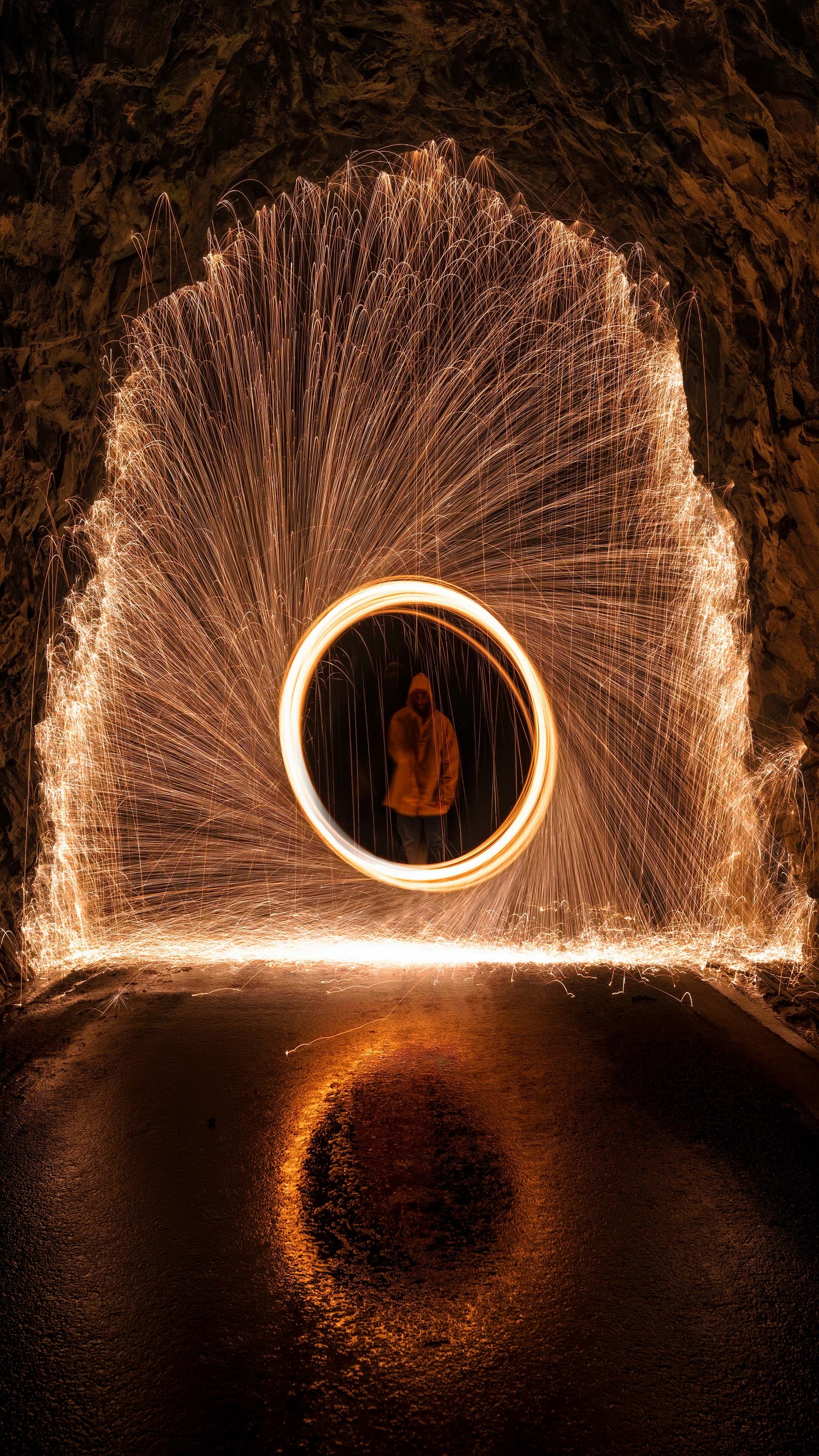 Une girafe fait tourner un cercle de lumière dans un tunnel (lumière, physique, œil, corps humain, eau)