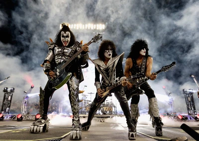 KISS: Иконическое выступление Джина Симмонса и группы в зрелищном шоу на сцене